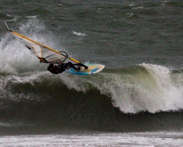 Elevandose con la tabla de windsurf